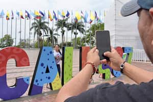 Santiago de Cali Celebra sus 487 Años y los caleños quisieron tomarse fotos en los lugares más representativos de la ciudad y guardar esa postal para la Eternidad.