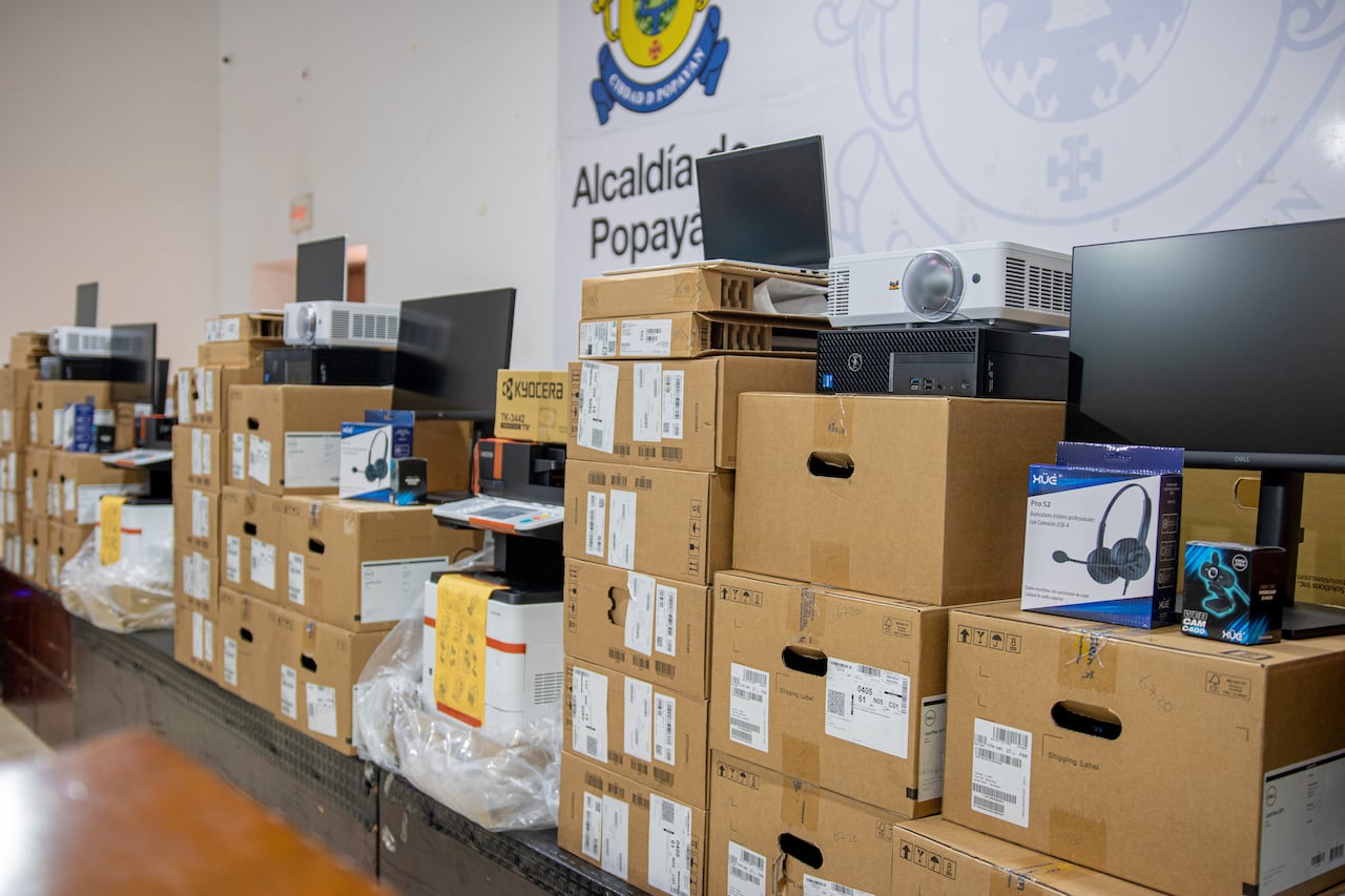 El equipamiento proporcionado incluye un conjunto diverso de herramientas tecnológicas que son esenciales para el correcto funcionamiento de las Comisarías de Familia