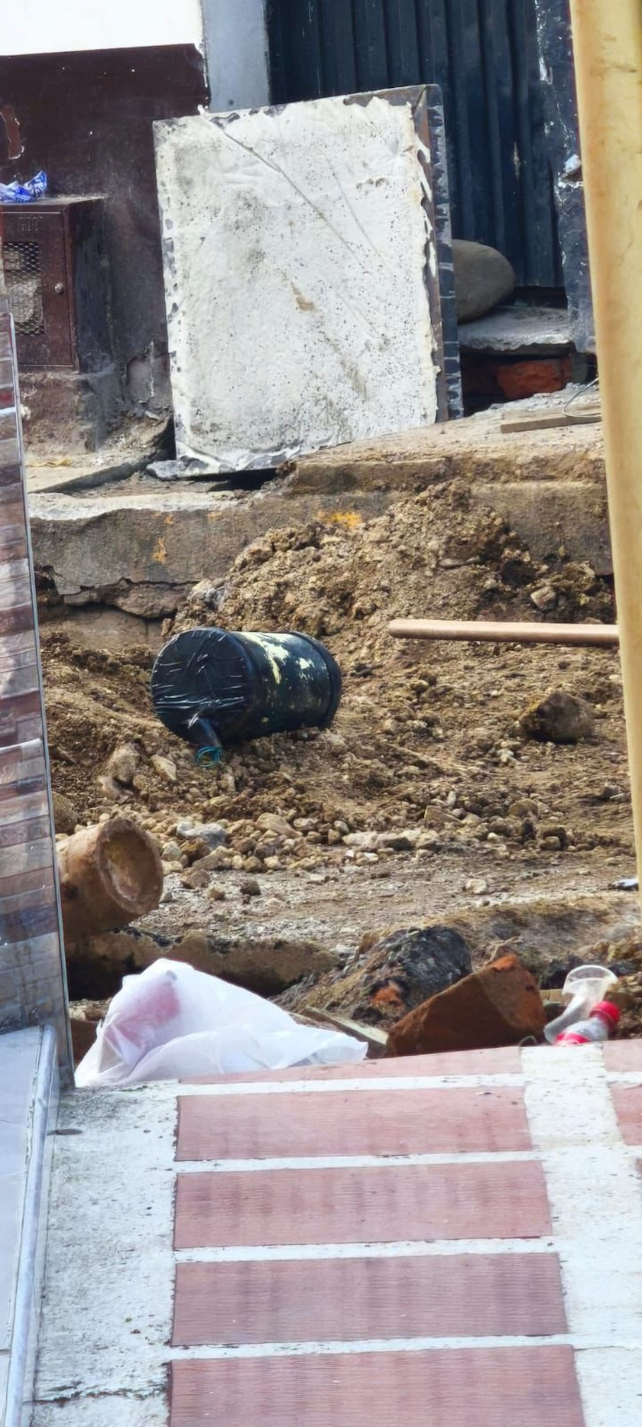 Todo indicar que disidentes de las Farc son los responsables de ubicar este cilindro con explosivos para atacar a la furza pública.