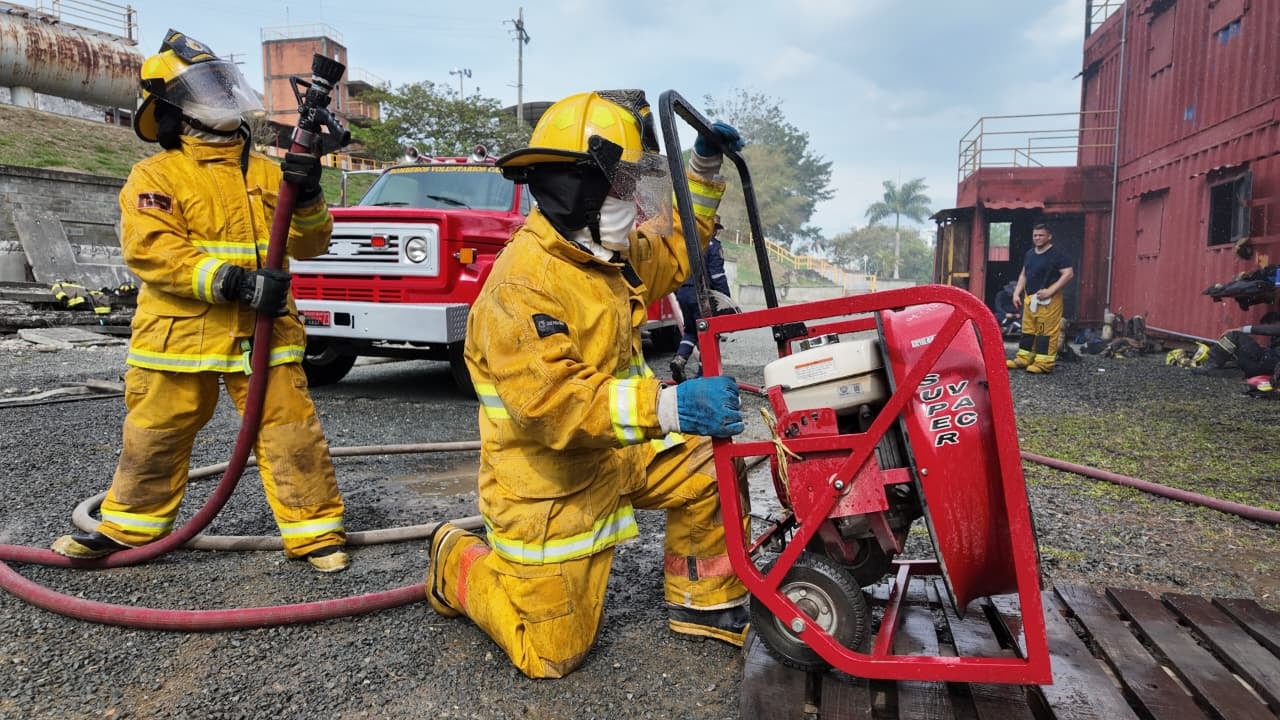 El entrenamiento, que se desarrolla durante cinco días, cuenta con la participación de unidades bomberiles provenientes de Ecuador.