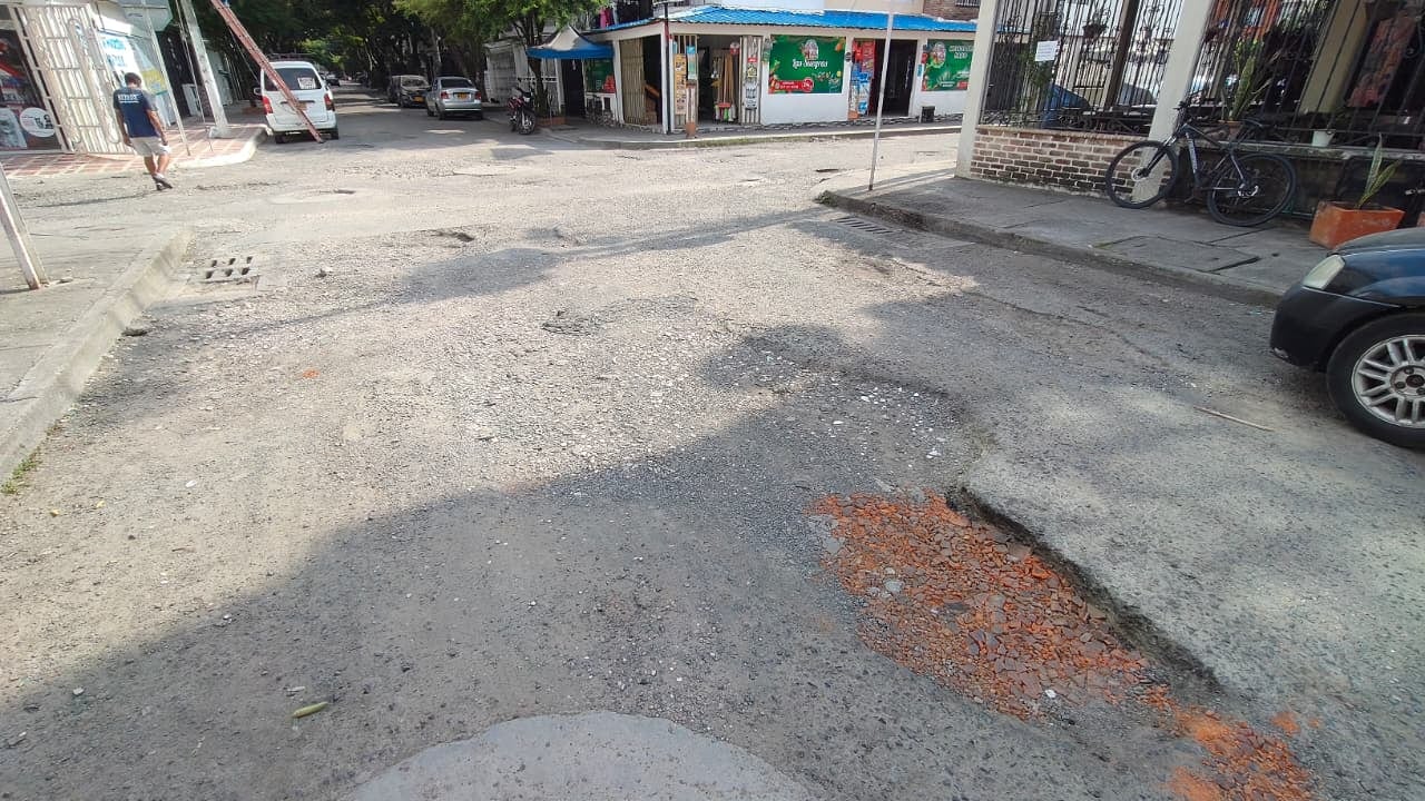 Residentes del sector han intentado rellenar algunos huecos con arena y escombros, aunque señalan que se trata de una solución temporal ante el deterioro de la vía.