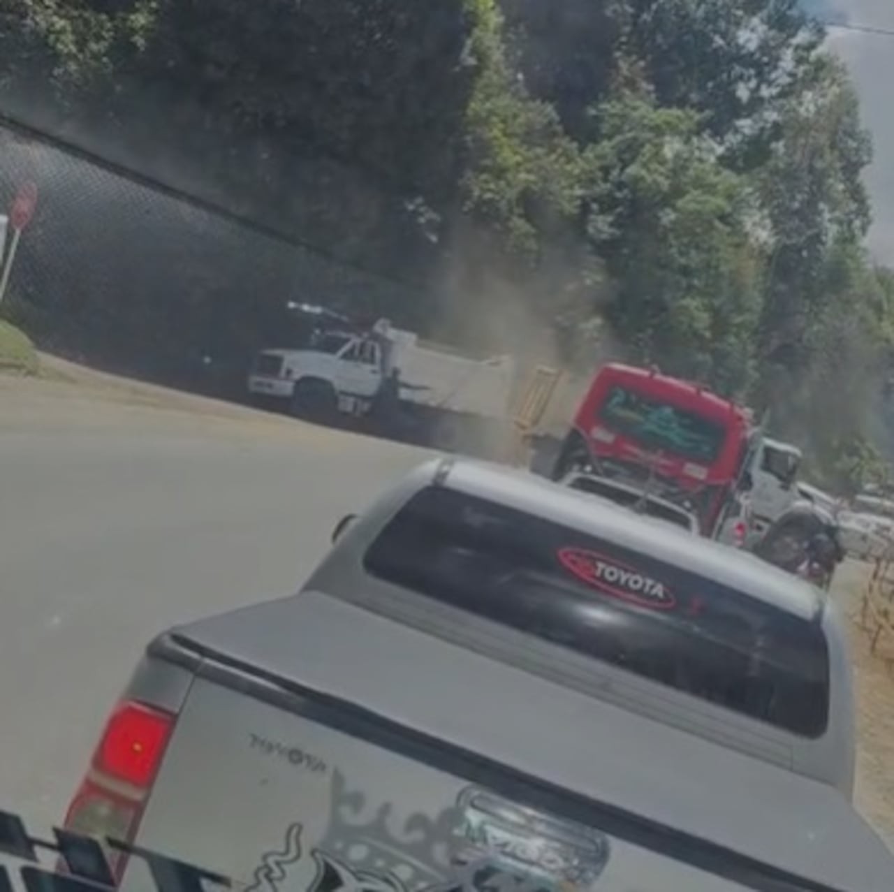 Conductores quedaron atrapados en medio de la incursión armada registrada este 25 de abril entre Cali y Popayán.