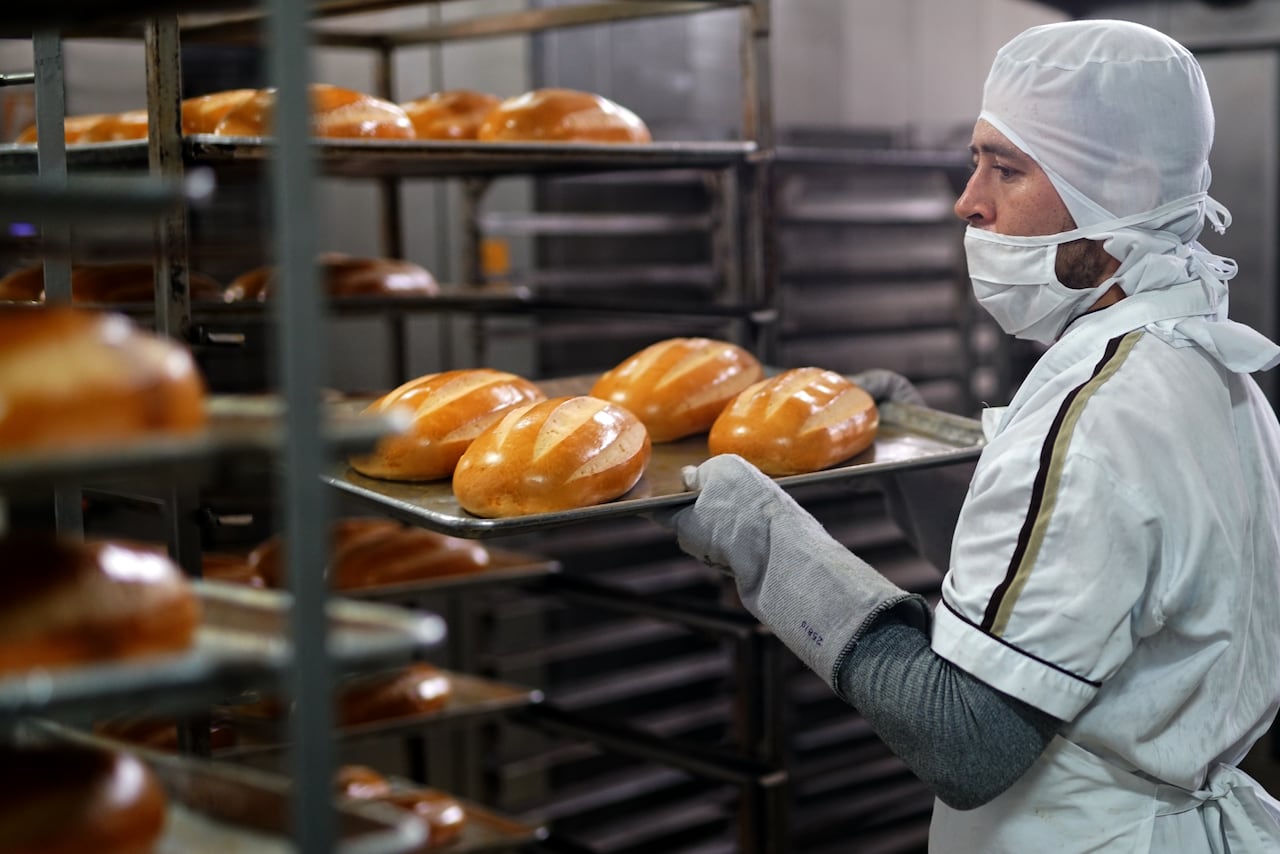 Pese a que en muchas ciudades de Colombia hay panaderías en cada esquina, el consumo de este producto tradicional se ha mantenido estable en los últimos años. Foto Jorge Orozco.