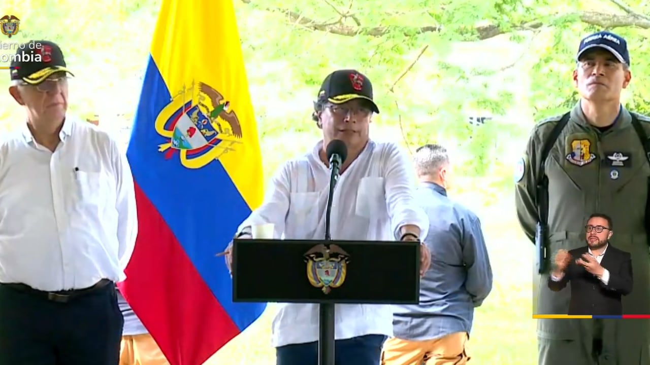 El presidente Gustavo Petro visitó el Cantón Militar de Puerto Jordán, Arauca, atacado hace un mes por el ELN.