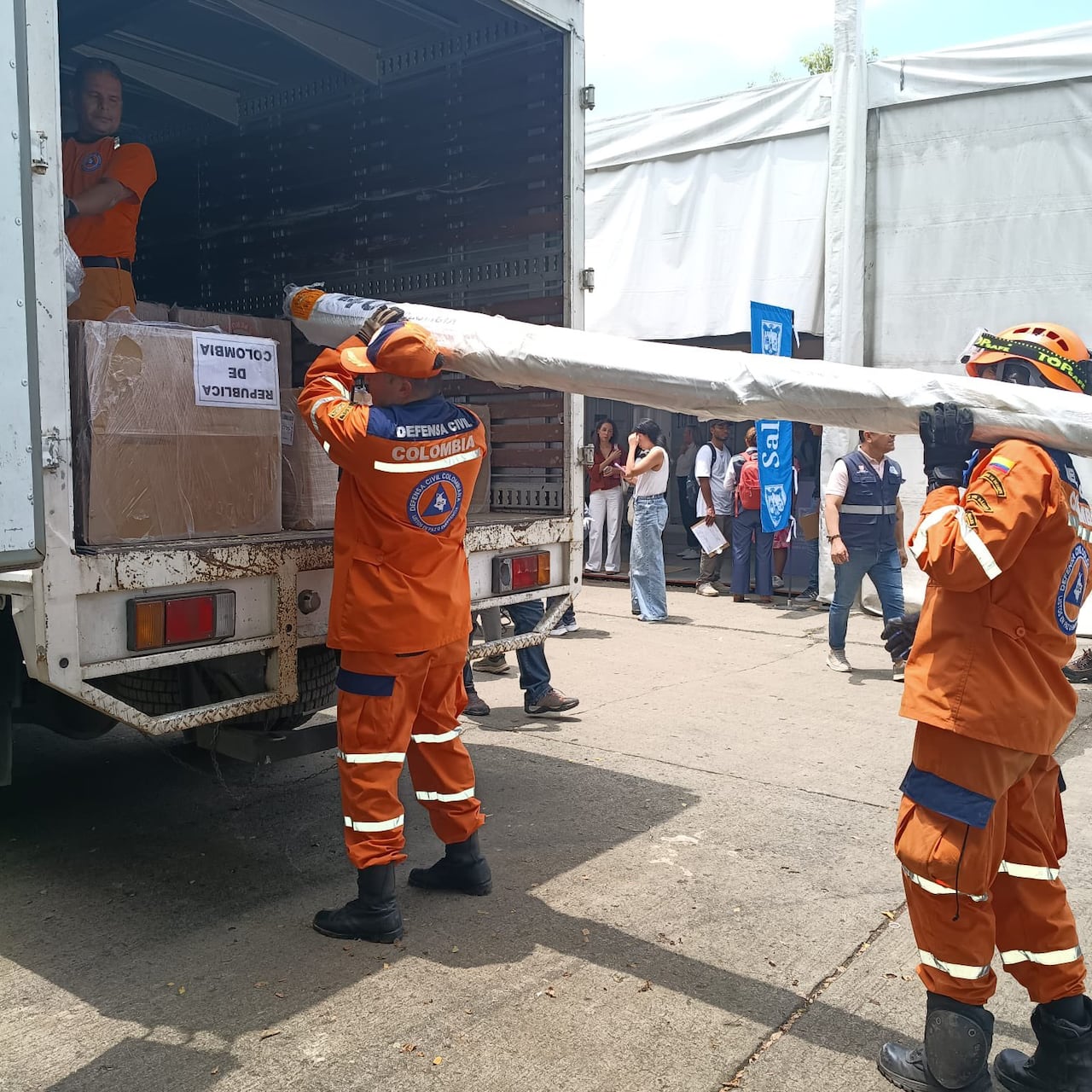 La nueva ayuda llegó horas después del sismo de magnitud 6,7 registrado en Ayacucho, Perú, donde las autoridades reportaron tres heridos leves y 22 viviendas afectadas.