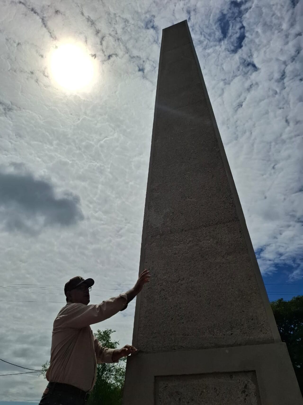 El parque del obelisco, aún en desarrollo, será un nuevo espacio público con arborización, plazoleta y zonas de encuentro familiar para los habitantes del municipio.