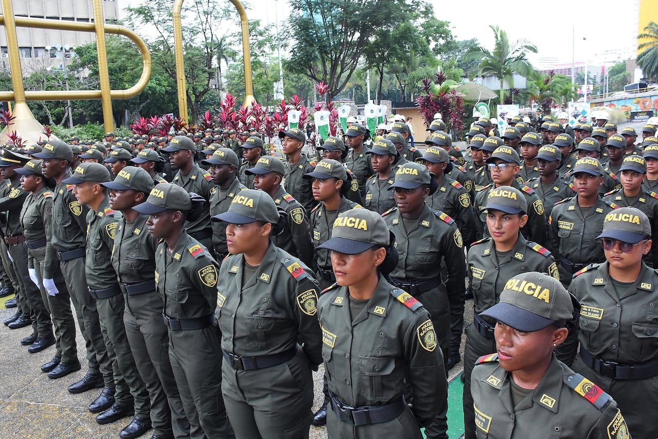 Juramento de 120 Auxiliares de Policía y Entrega de 5 Vehículos y 40 Radios por parte de la Alcaldía de Cali.