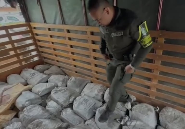 Las autoridades interceptaron un camión en una vía terciaria del departamento de Nariño donde transportaban insumos químicos para el narcotráfico.