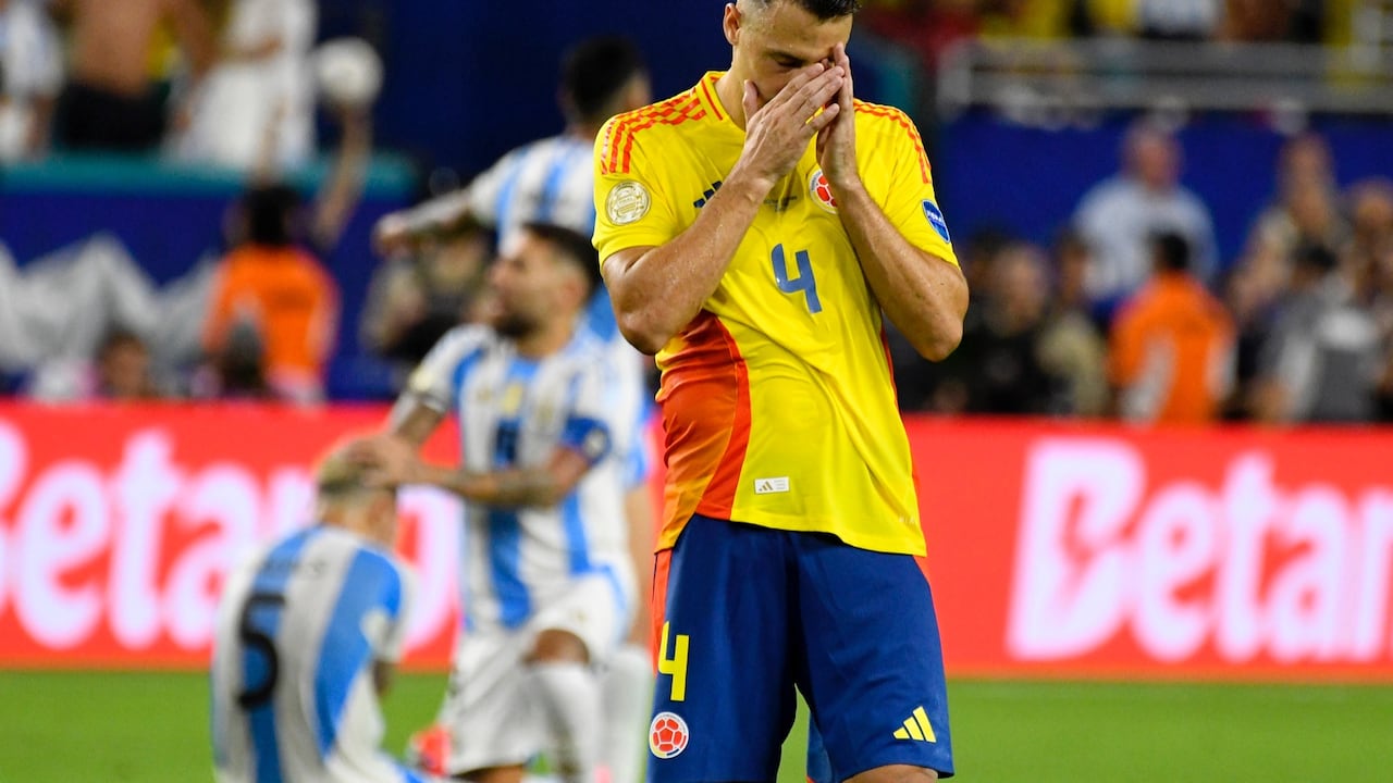 Santiago Arias se lamenta tras terminar la final de la Copa América 2024.