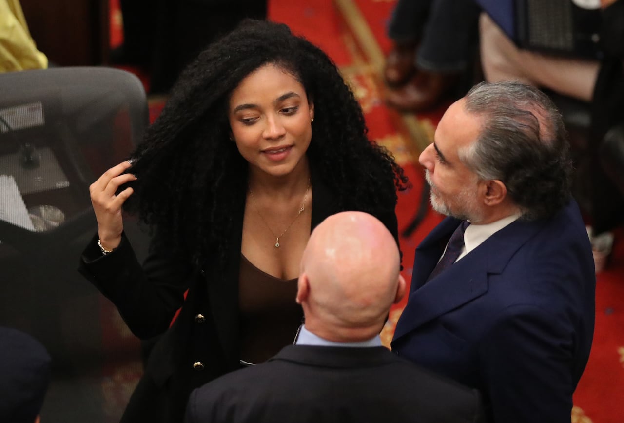 Juliana Guerrero en el Congreso de la República, en Bogotá, el 11 de marzo de 2025. Junto a ella, el ministro del Interior, Armando Benedetti, y varios parlamentarios