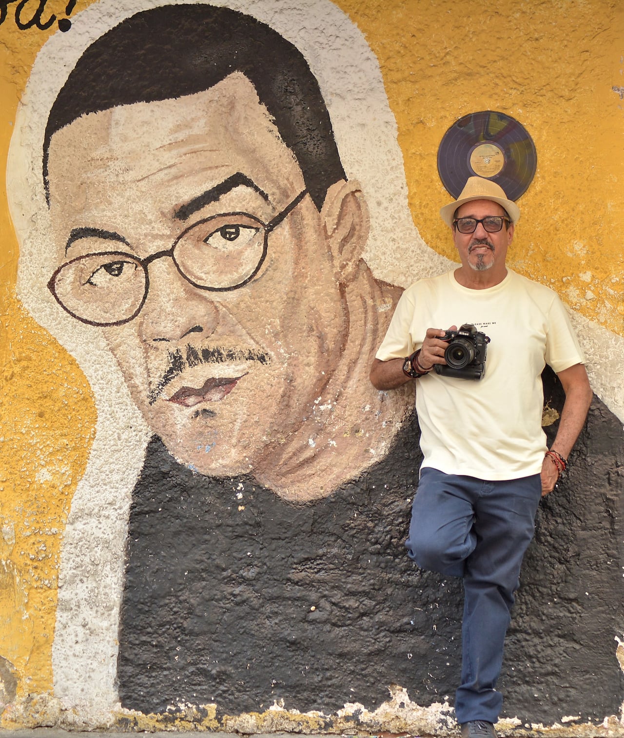 'Áymer Álvarez ha sido un fotoperiodista y apasionado de la música y el baile, en especial del bolero. Te Busco, uno de sus favoritos, interpretado por Celia Cruz.