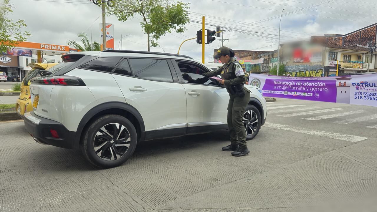 Un ‘ejército’ de mujeres y hombres portando el verde oliva recorren la ciudad, se paran en las esquinas, y muestran avisos con frases que invitan a denunciar los casos de violencia de género.