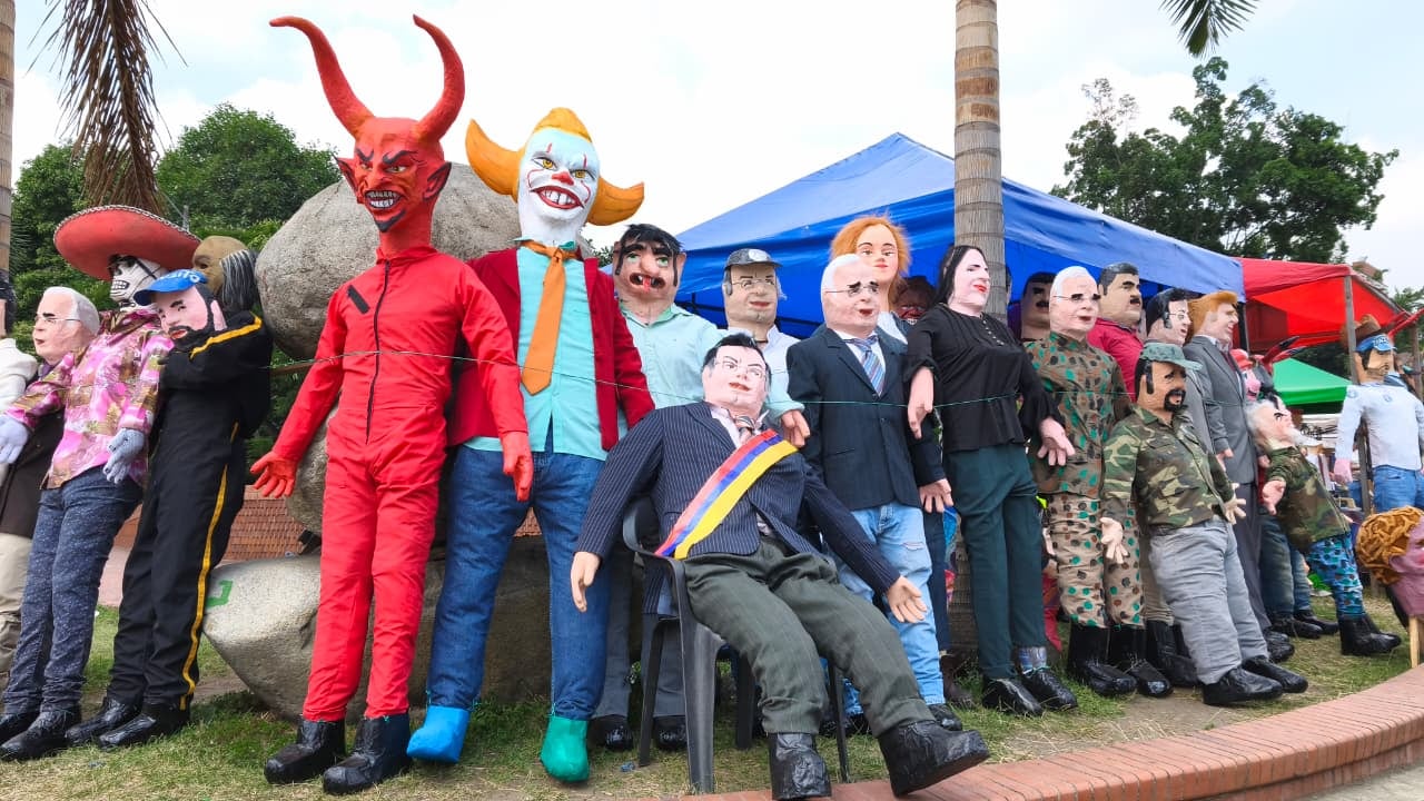 Caleños llegan a comprar sus años viejos a la calle 25 con carrera 2da norte.