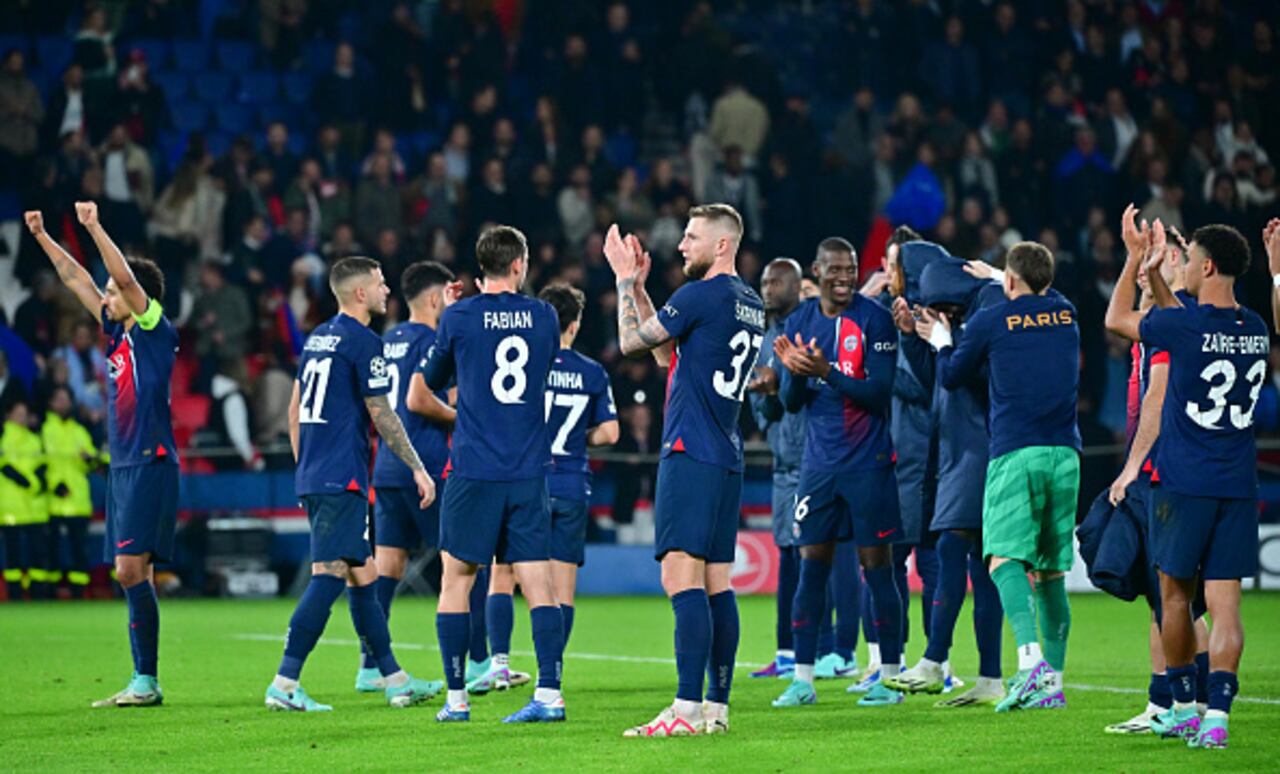 PARIS, FRANCE - OCTOBER 25: Paris Saint-Germain celebrate the victory with teammattes after the UEFA Champions League match between Paris Saint-Germain and AC Milan at Parc des Princes on October 25, 2023 in Paris, France.(Photo by Christian Liewig - Corbis/Getty Images)