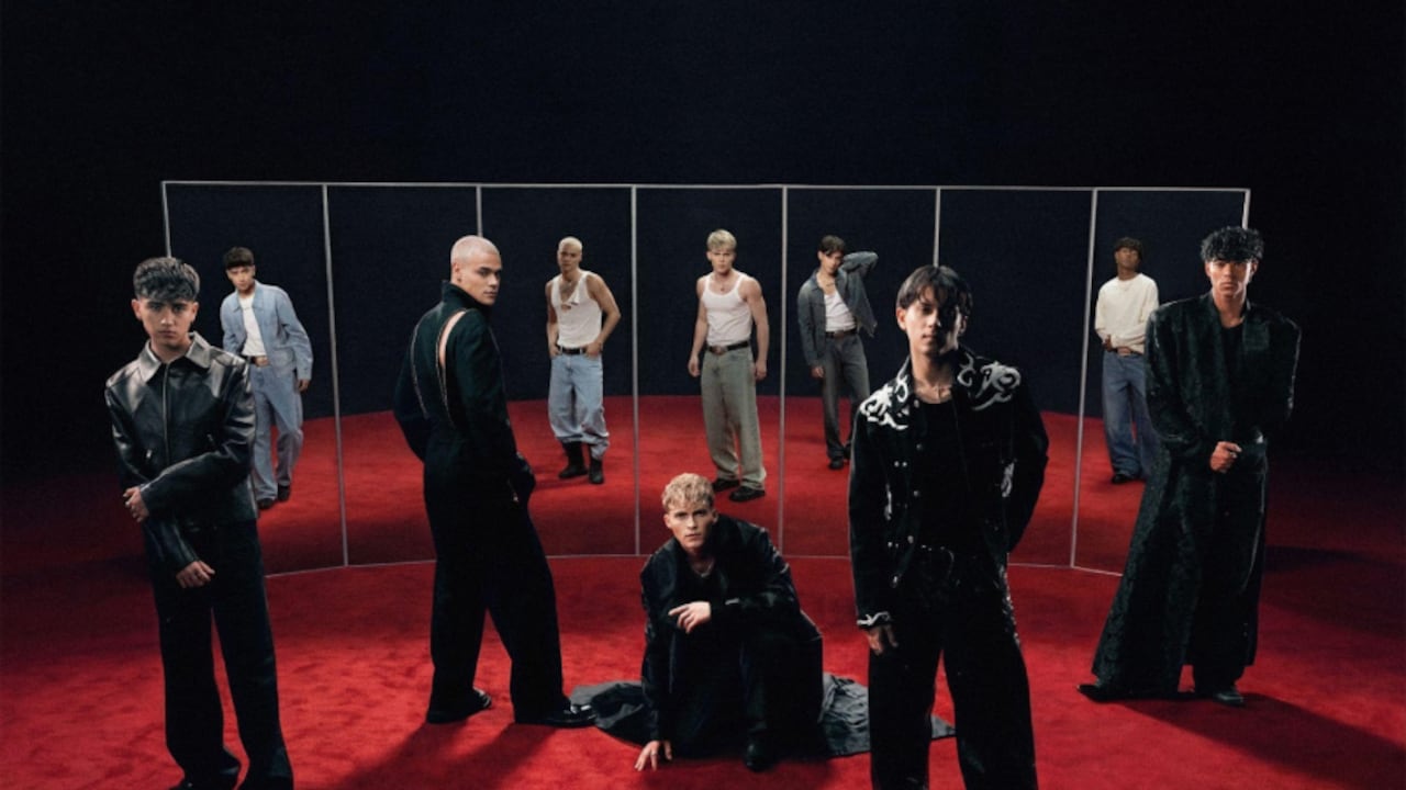 El grupo se formó a través de un reality show homónimo y debutó oficialmente el 21 de octubre de 2025 con un concierto sold out en el Auditorio Nacional de la Ciudad de México ante 10,000 personas.