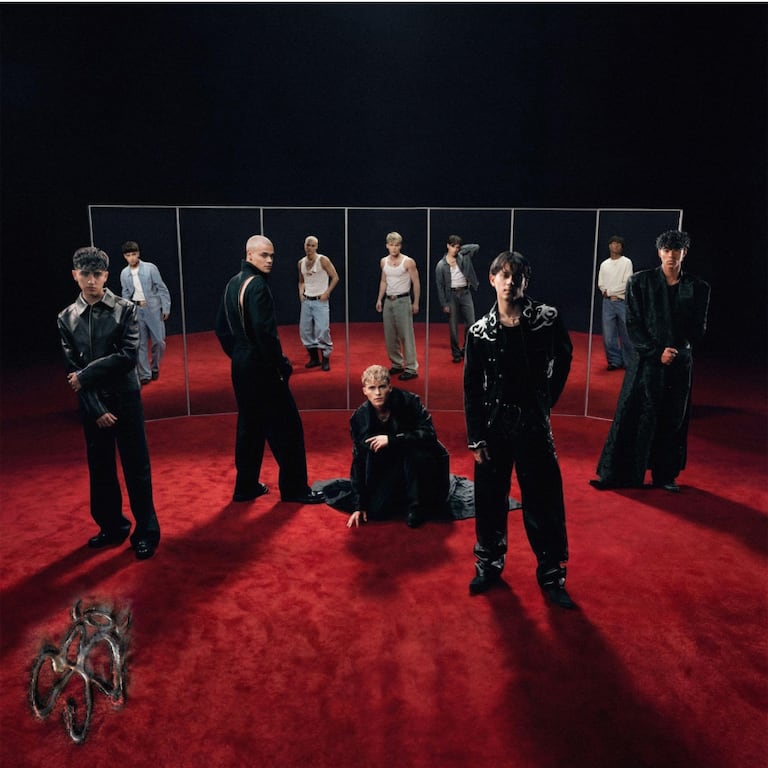 El grupo se formó a través de un reality show homónimo y debutó oficialmente el 21 de octubre de 2025 con un concierto sold out en el Auditorio Nacional de la Ciudad de México ante 10,000 personas.