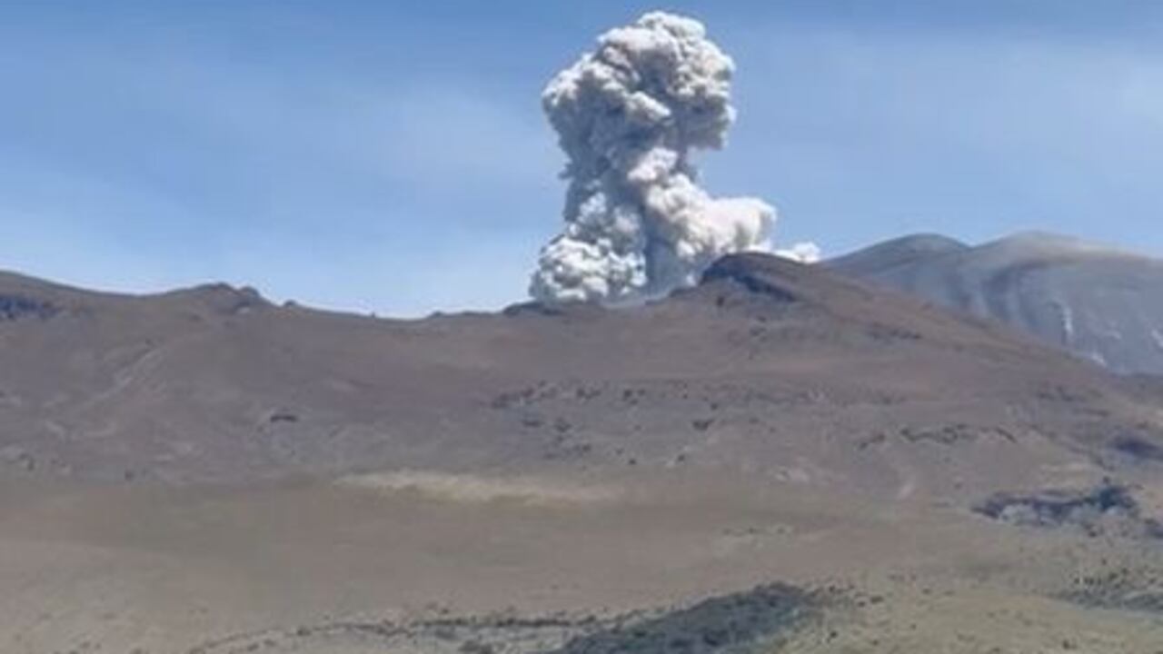 "Le recordamos a la comunidad que el volcán Puracé permanece en estado de alerta Naranja. En las últimas horas, se han observado emisiones de gases y ceniza que se elevan hasta 100 metros de altura", informó el Servicio Geológico Colombiano, SGC.