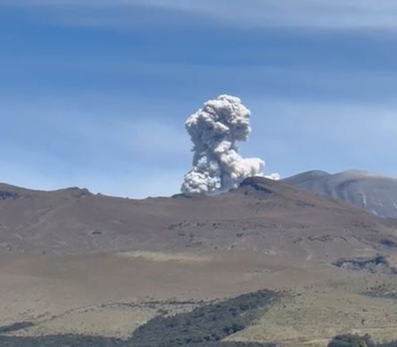 "Le recordamos a la comunidad que el volcán Puracé permanece en estado de alerta Naranja. En las últimas horas, se han observado emisiones de gases y ceniza que se elevan hasta 100 metros de altura", informó el Servicio Geológico Colombiano, SGC.