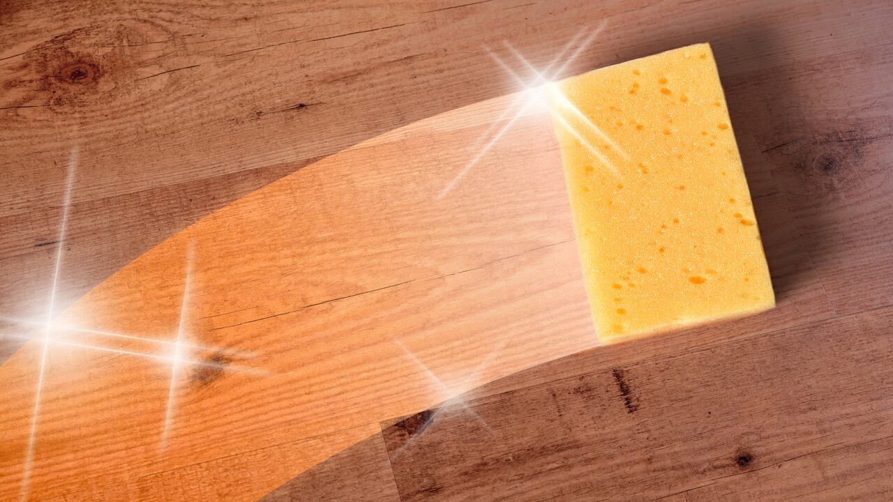 Pulir un piso de madera de forma casera se presenta como una alternativa viable y efectiva a los servicios profesionales costosos.