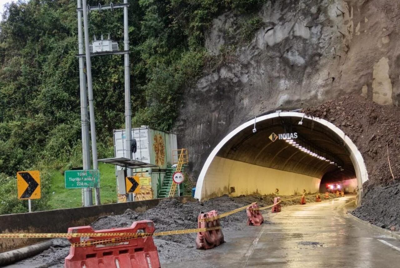 Invías trabaja en el restablecimiento de la vía a La Línea tras derrumbe.