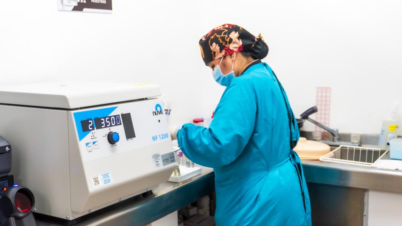 Sala de cirugía moderna en el hospital, donde se realizaron más de 6.540 intervenciones en el primer año.