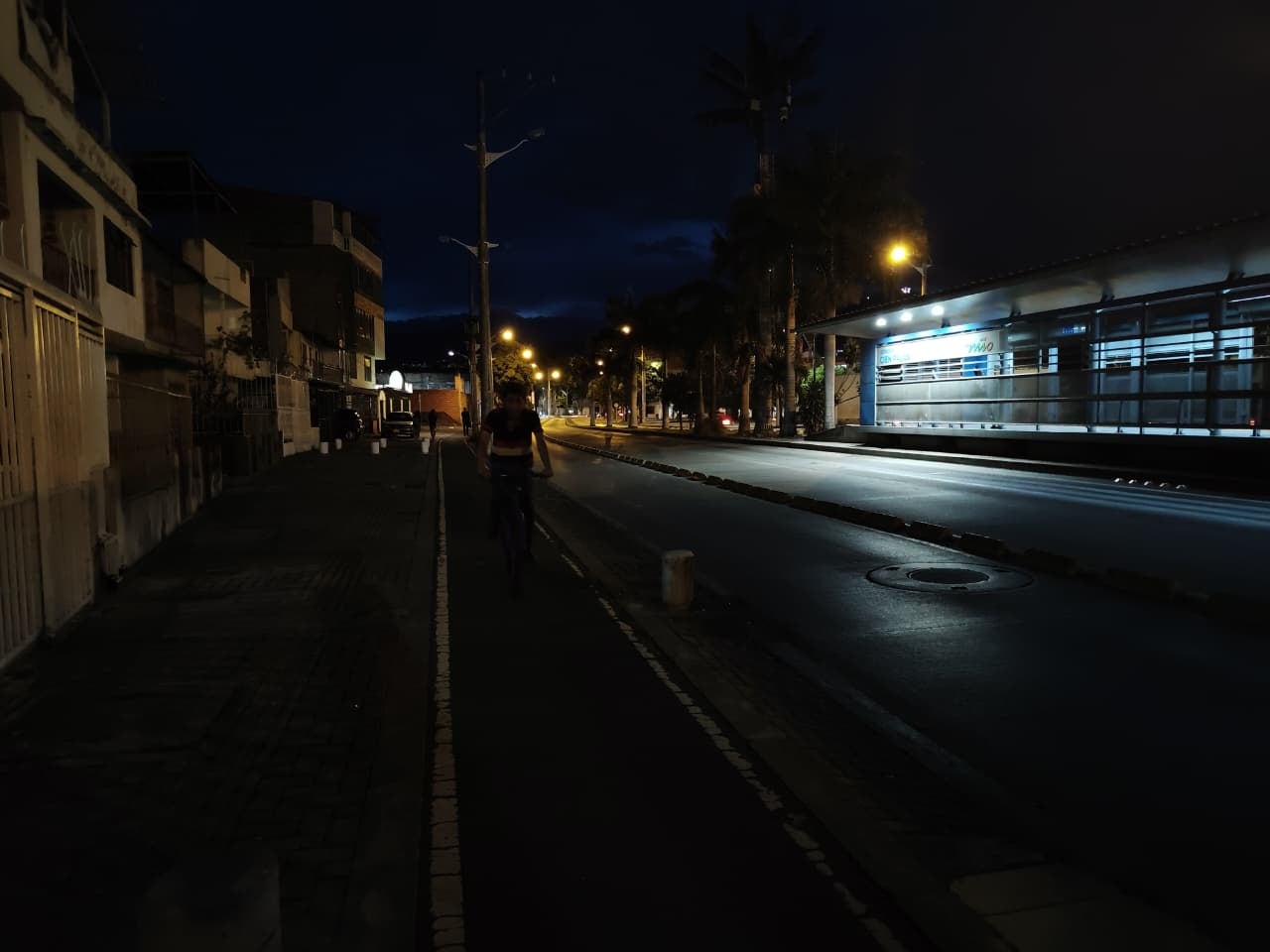 Residentes de la Carrera 18 entre calles 17 y 18 alertan sobre recurrentes actos vandálicos presuntamente favorecidos por la oscuridad en algunas zonas.