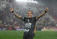 Once Caldas' forward #17 Dayro Moreno celebrates after scoring his second goal during the Copa Sudamericana round of 16 second leg football match between Argentina's Huracan and Colombia's Once Caldas at the Tomas Adolfo Duco Stadium in Buenos Aires on August 19, 2025. (Photo by ALEJANDRO PAGNI / AFP)