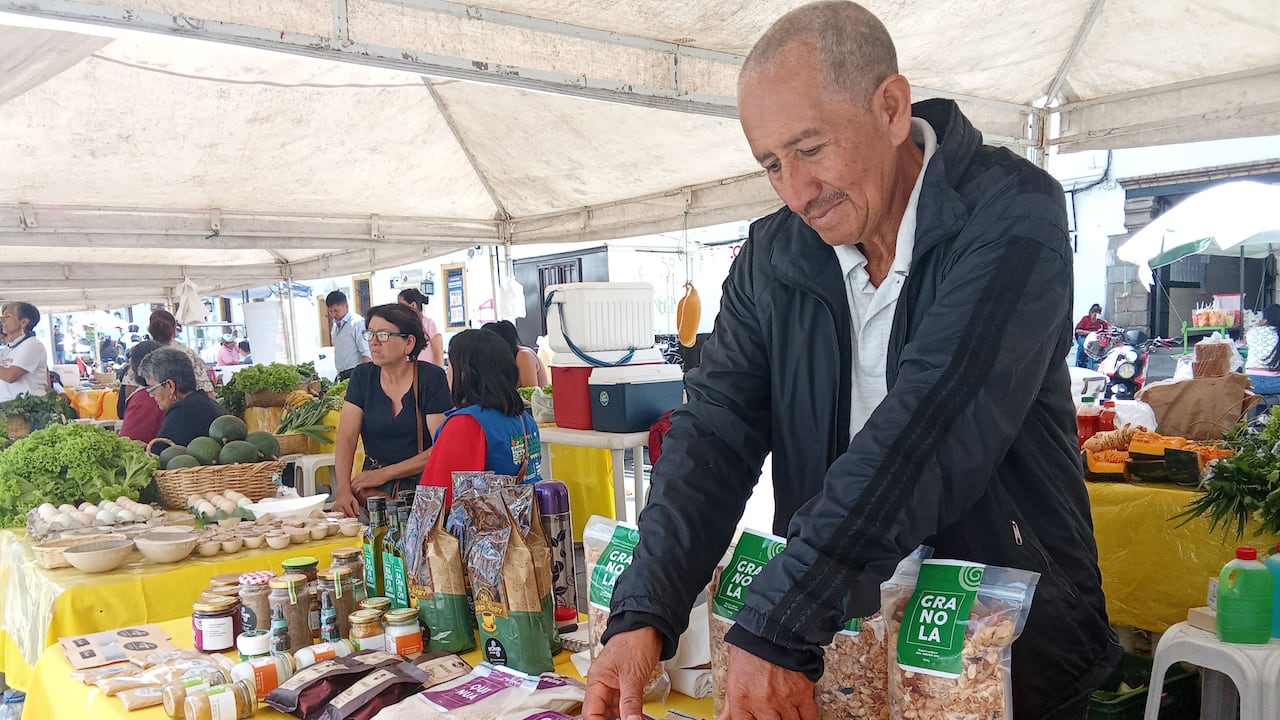 Édgar Avirama termina por comercializar, cada quince días, los productos que elaboran campesinos del sector de Río Blanco y Cajibío.