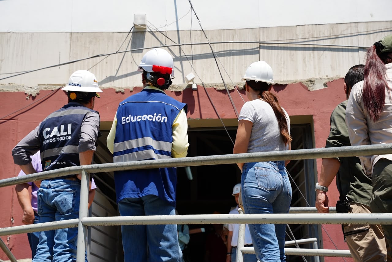 El alcalde Alejandro Eder inspeccionó los graves daños causados por el sismo en la sede principal de la Institución Educativa Eustaquio Palacios.