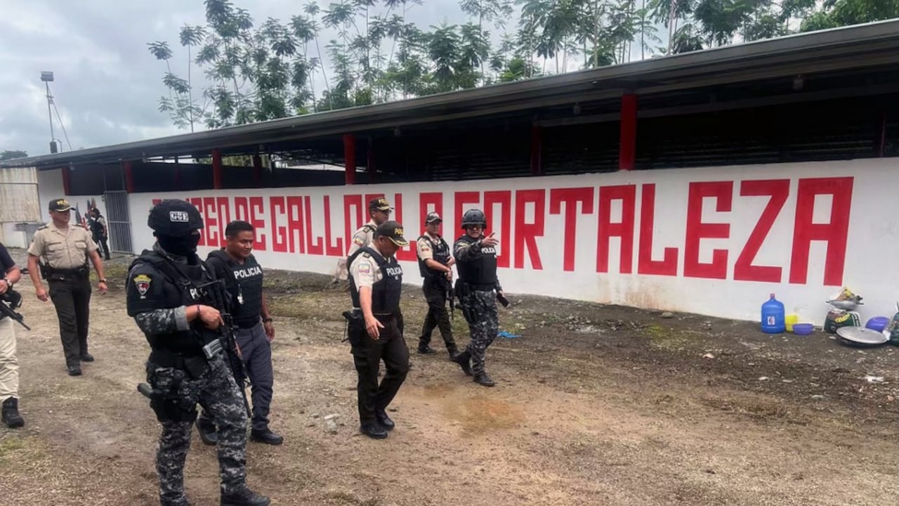 Esta fotografía, difundida por la Policía Ecuatoriana, muestra a miembros de la policía inspeccionando el Coliseo de Gallos Fortaleza, en la comunidad rural de La Valencia, cantón El Carmen, provincia de Manabí, Ecuador, el 18 de abril de 2025, donde se produjo un ataque armado la noche anterior. Criminales vestidos con uniformes militares falsos abrieron fuego contra los espectadores de una pelea de gallos en una zona rural de Ecuador, matando a 12 personas desarmadas e hiriendo a varias más, informó el viernes la policía de este país sudamericano azotado por la violencia. Las imágenes de seguridad del ataque del jueves por la noche muestran a un grupo de al menos cinco hombres entrando al recinto y abriendo fuego con rifles automáticos contra una multitud de decenas de personas en la comunidad rural de La Valencia, en el noroeste de Ecuador. (Foto: Handout / Policía Ecuatoriana / AFP)