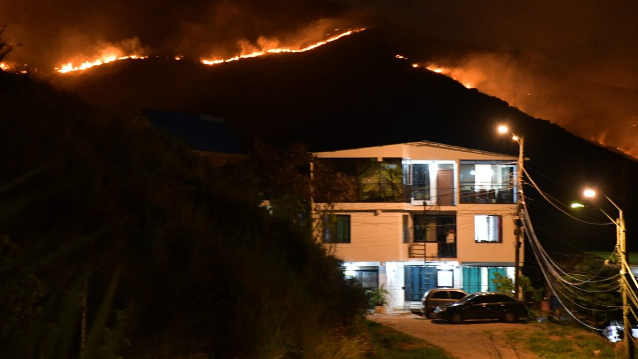 Así se ve el grave incendio forestal presentado en la vereda Los Limones, desde Cali.