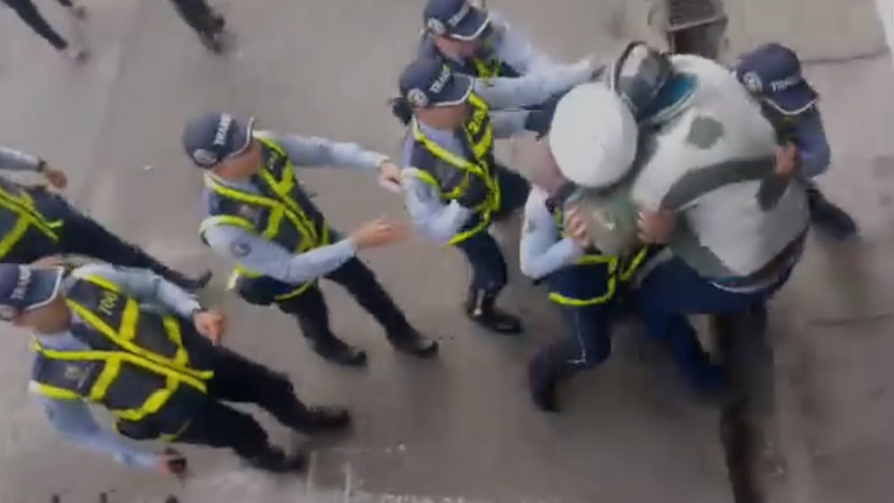 Los hechos quedaron registrados en las grabaciones de una cámara de seguridad.