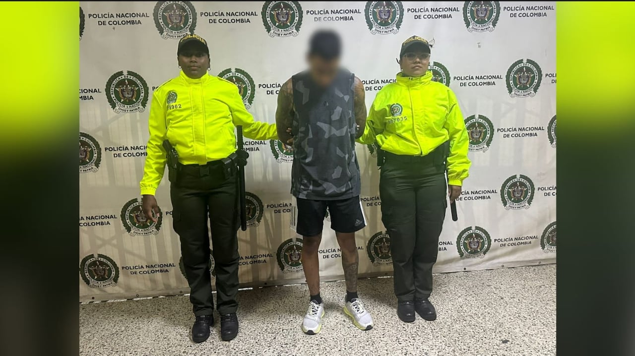 En 2024, la banda de este sujeto fue golpeada por la Operación Jericó, donde se realizaron 39 capturas, decomisos de armas, vehículos y bienes valorados en más de 2.5 millones de dólares. Sin embargo, Sánchez logró escapar gracias a un soplón que le avisó a tiempo. Desde entonces, las autoridades panameñas ofrecían 30 mil dólares por información que llevara a su captura.