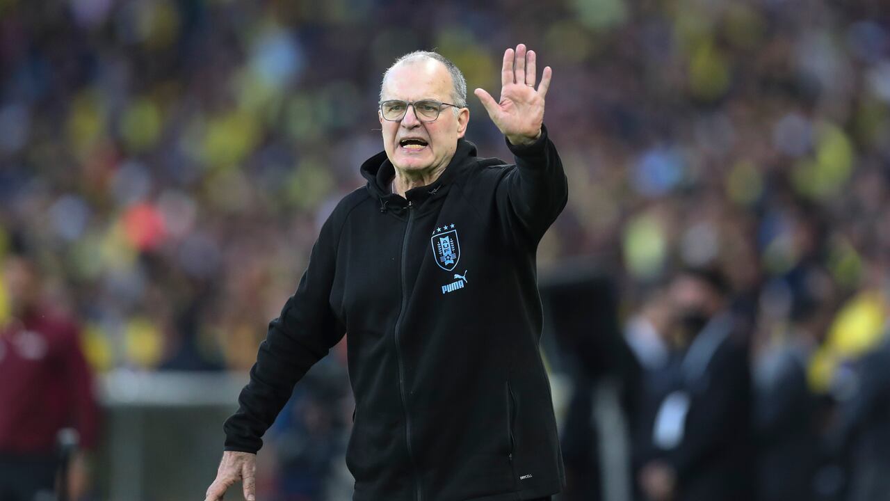 Uruguay's coach Marcelo Bielsa gives instructions to his players during a FIFA World Cup 2026 qualifying soccer match against Ecuador at Rodrigo Paz Delgado stadium in Quito, Ecuador, Tuesday, Sept. 12, 2023. (AP Photo/Patricio Teran)