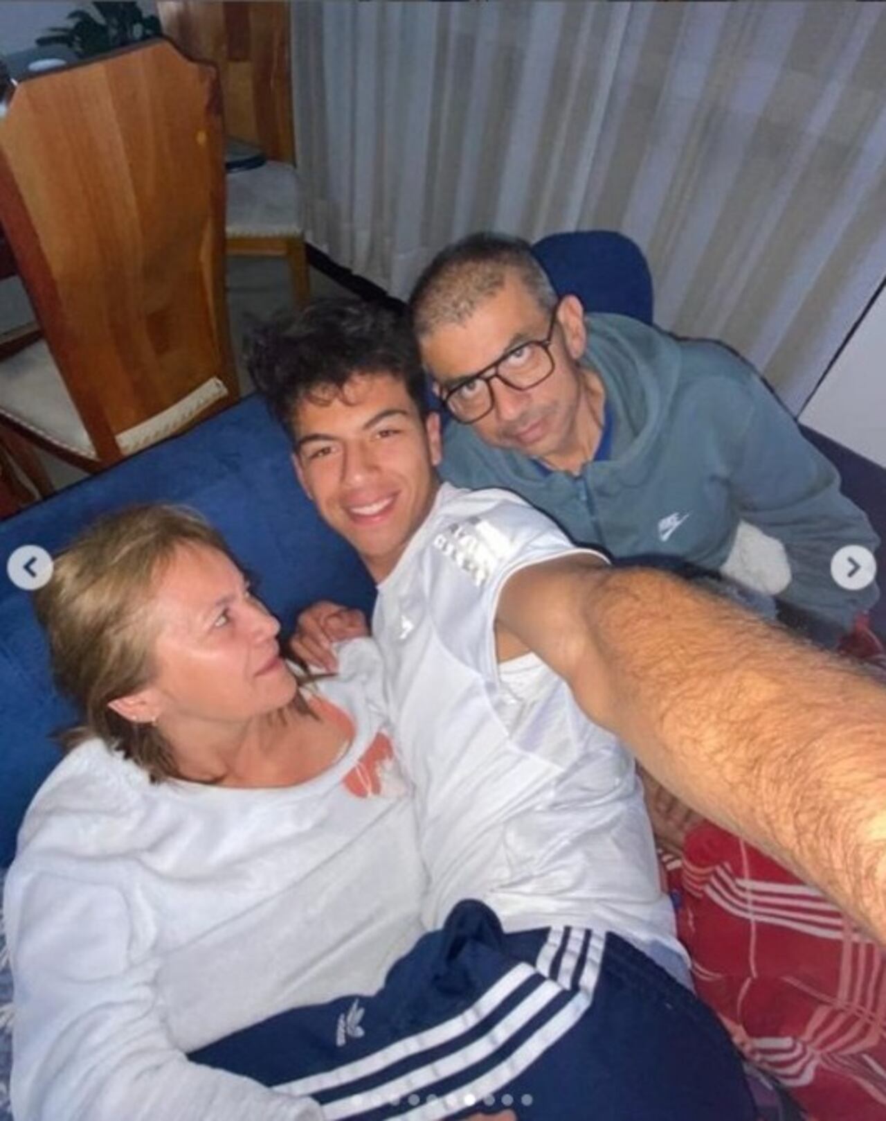 Juan Esteban Carvajal en compañía de sus padres.