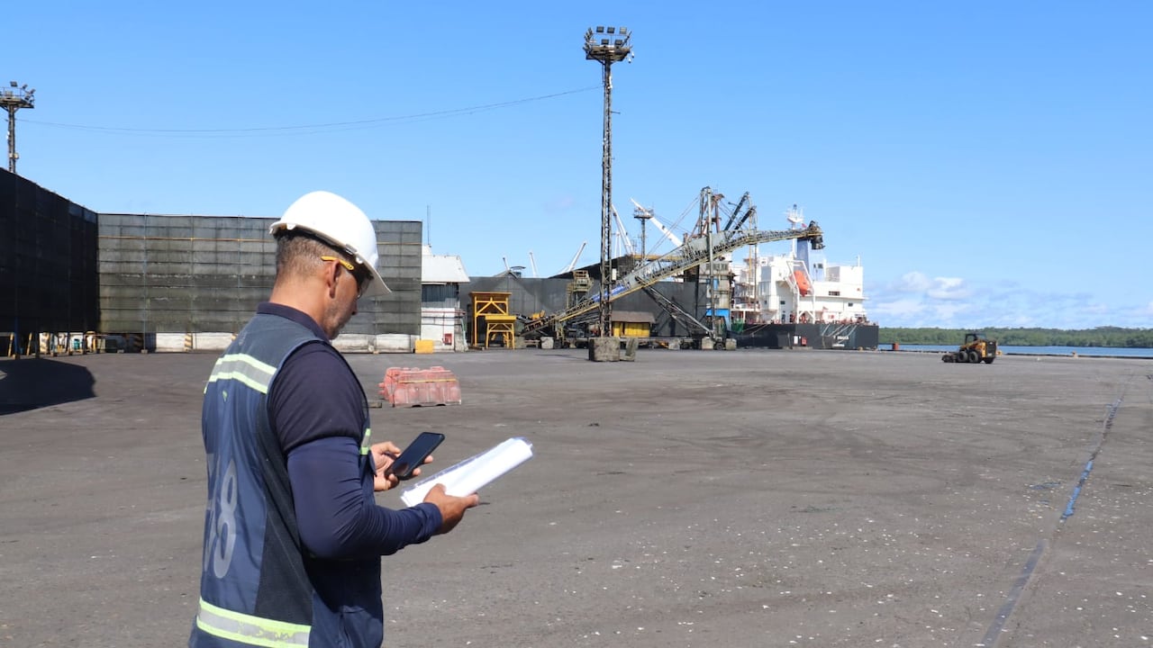 Desolado permanece el muelle 13 en la sociedad portuaria de Buenaventura que tiene suspendida su operación. 100 trabajadores permanecen a la espera de las decisiones judiciales para reanudar las actividades mientras tanto varios miles de toneladas de fertilizantes y maíz para uso industrial permanecen retenidas en sus bodegas.
