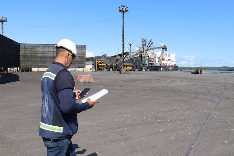 Desolado permanece el muelle 13 en la sociedad portuaria de Buenaventura que tiene suspendida su operación. 100 trabajadores permanecen a la espera de las decisiones judiciales para reanudar las actividades mientras tanto varios miles de toneladas de fertilizantes y maíz para uso industrial permanecen retenidas en sus bodegas.