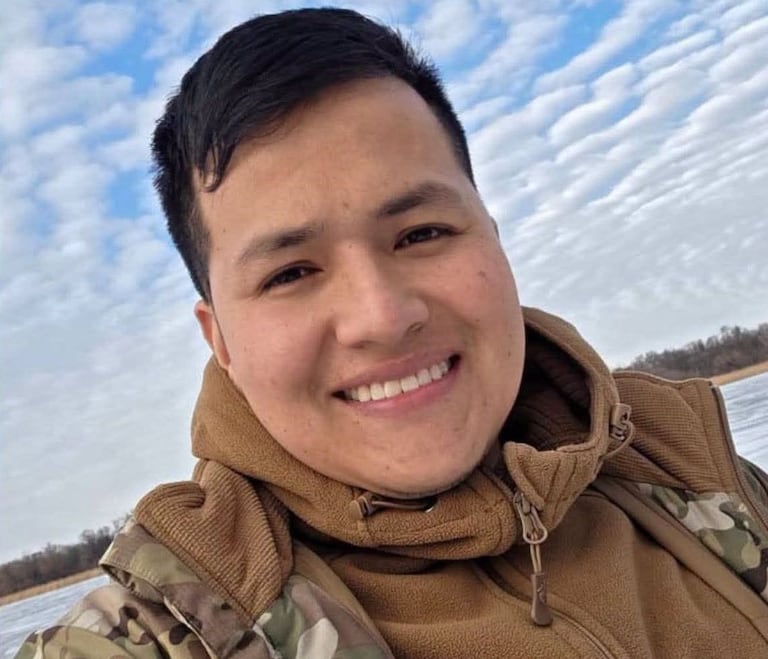El militar huilense, era experto en manejo de drones ucranianos. No tenía hijos sus padres Leonor Andrade y Rubén Rojas son campesinos cafeteros y viven en el municipio de El Pital, Huila.