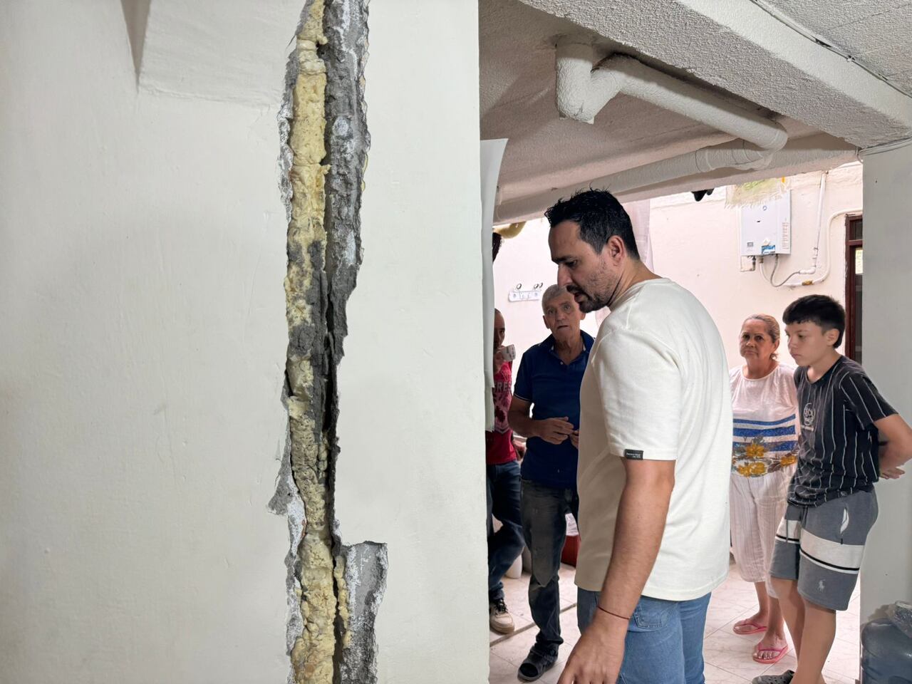 Algunas viviendas presentaron grandes grietas.