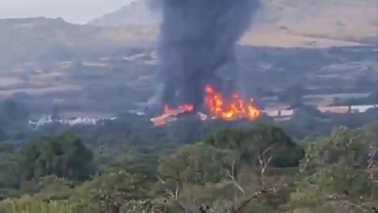 Imagen de la explosión que generó el tren descarrilado en Tepetitlán, México.