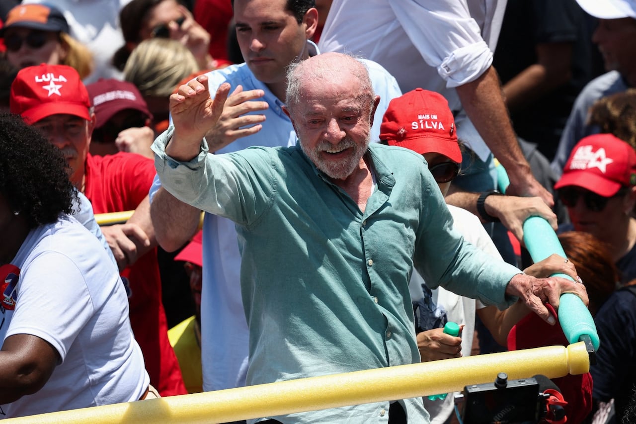 La última encuesta de Datafolha ubicó a Lula da Silva y Flávio Bolsonaro con el 50 % de la intención de voto cada uno, anticipando una disputa reñida.