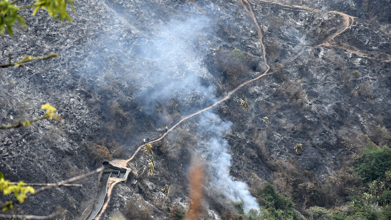 Cali: Graves pérdidas ambientales deja el incendio forestal entre el sector de Patio bonito y la vereda Monteñuela del corregimiento del Saladito, 72 horas desde su inicio y aún persisten focos en la parte baja de la montaña. foto José L Guzmán. El País