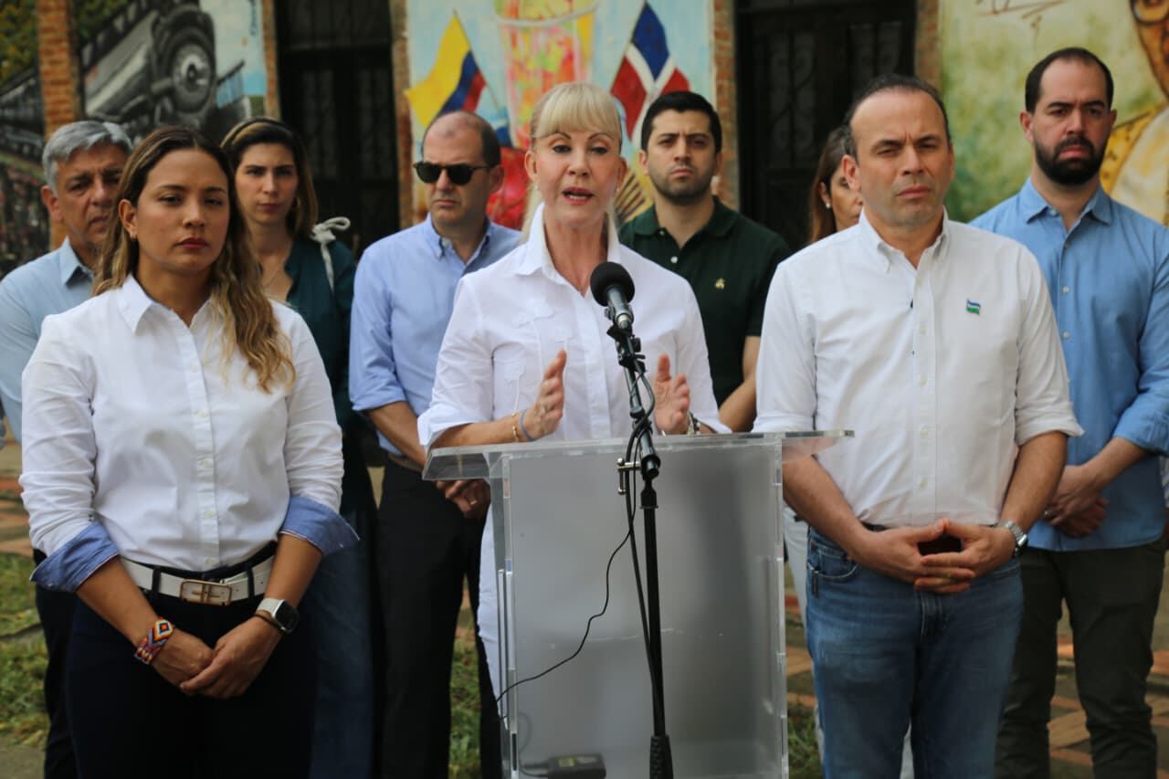 Dilian Francisca Toro y Alejandro Eder cuestionaron la decisión del presidente Gustavo Petro de aplazar la cofinanciación del proyecto ferroviario.