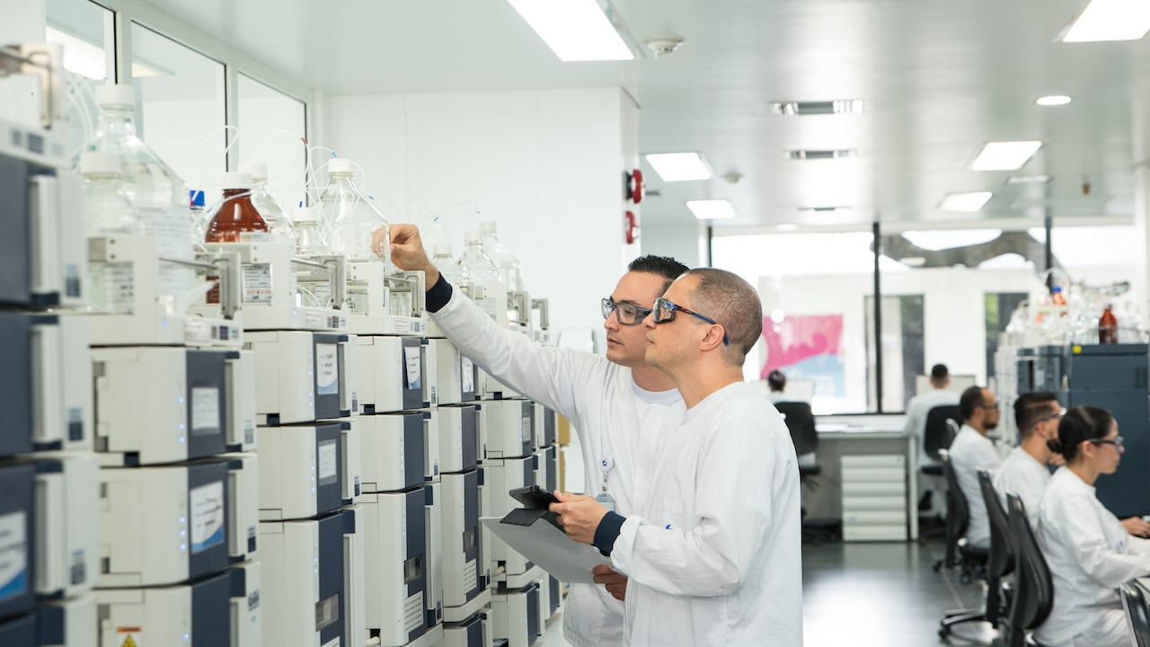 El Grupo TQ cuenta con un equipo de 422 químicos, químicos farmacéuticos y químicos industriales, dedicados al desarrollo y control de calidad de sus productos.
