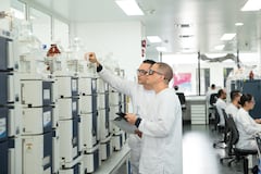 El Grupo TQ cuenta con un equipo de 422 químicos, químicos farmacéuticos y químicos industriales, dedicados al desarrollo y control de calidad de sus productos.