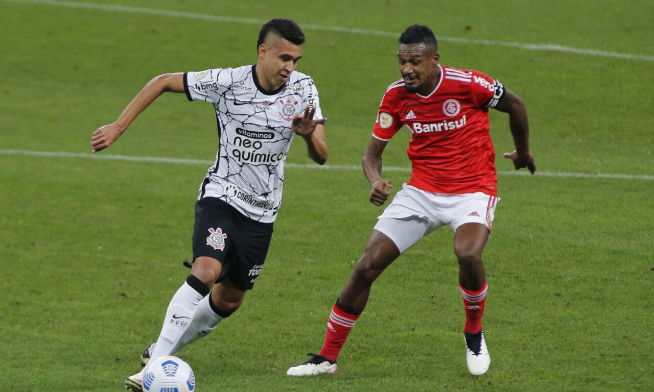 SAO PAULO, BRAZIL - JULY 03: Cantillo (L) of Corinthians fights for the ball against Edenilson of Internacional during a match between Corinthians and Internacional as part of Brasileirao 2021 at Neo Quimica Arena on July 03, 2021 in Sao Paulo, Brazil. (Photo by Getty Images/Miguel Schincariol)