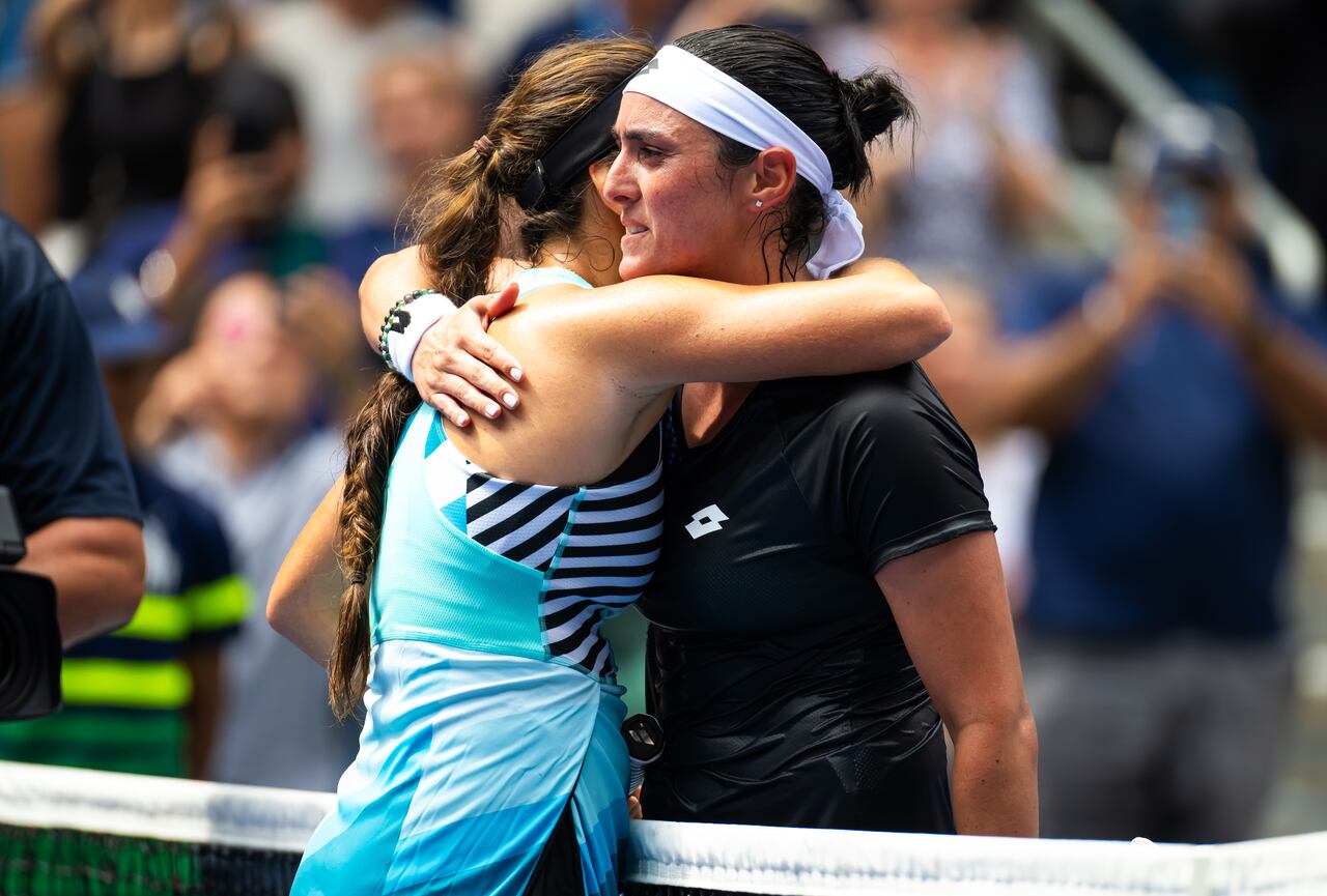 Camila Osorio de Colombia y Ons Jabeur de Túnez se abrazan en la red después de la primera ronda del día 2 del Abierto de Estados Unidos en el Centro Nacional de Tenis Billie Jean King de la USTA el 29 de agosto de 2023 en la ciudad de Nueva York (Foto de Robert Prange/Getty Images)