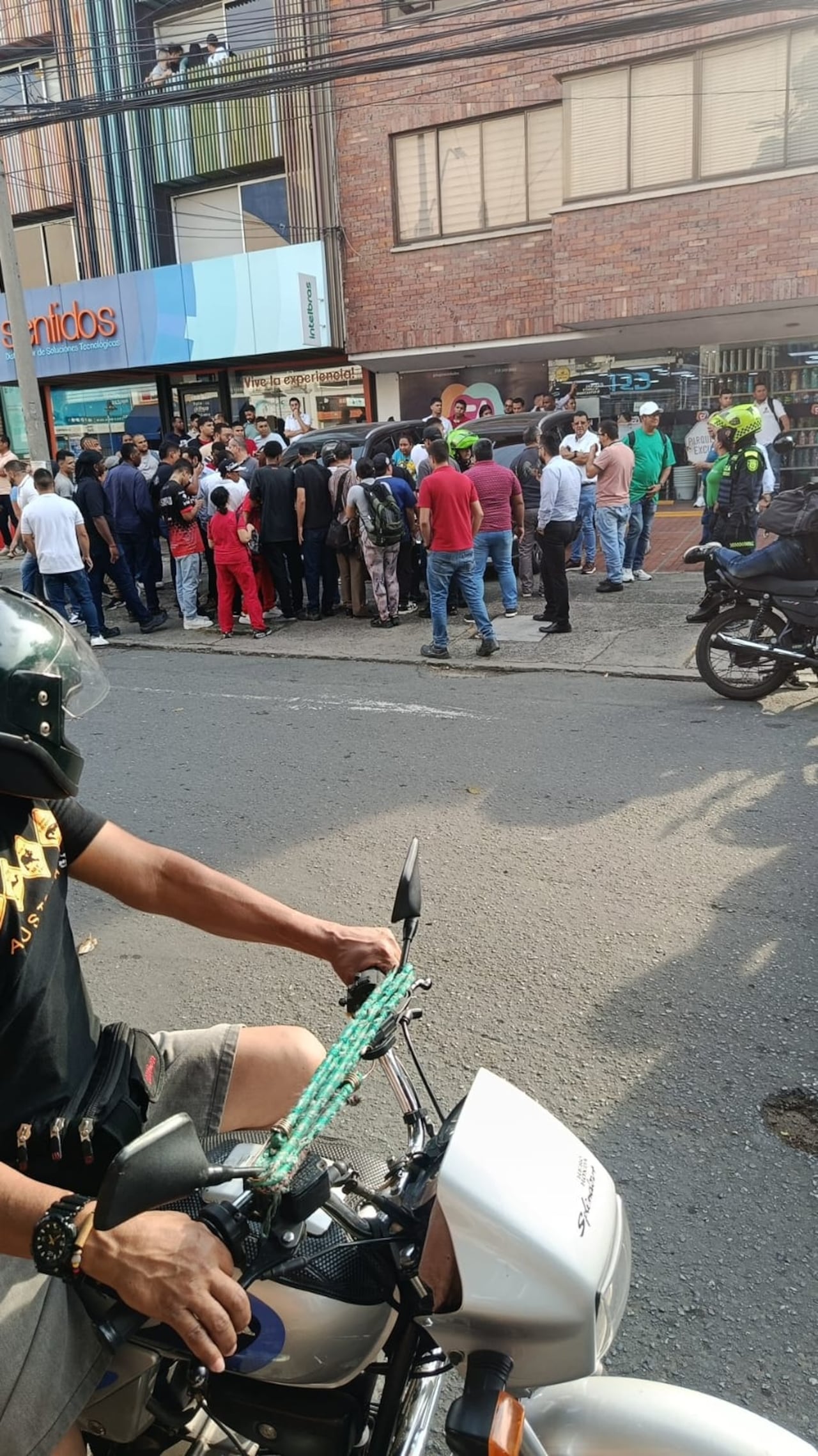 El hecho se suma a una creciente preocupación por la seguridad en Cali, donde las cifras de muertes violentas han venido en aumento.