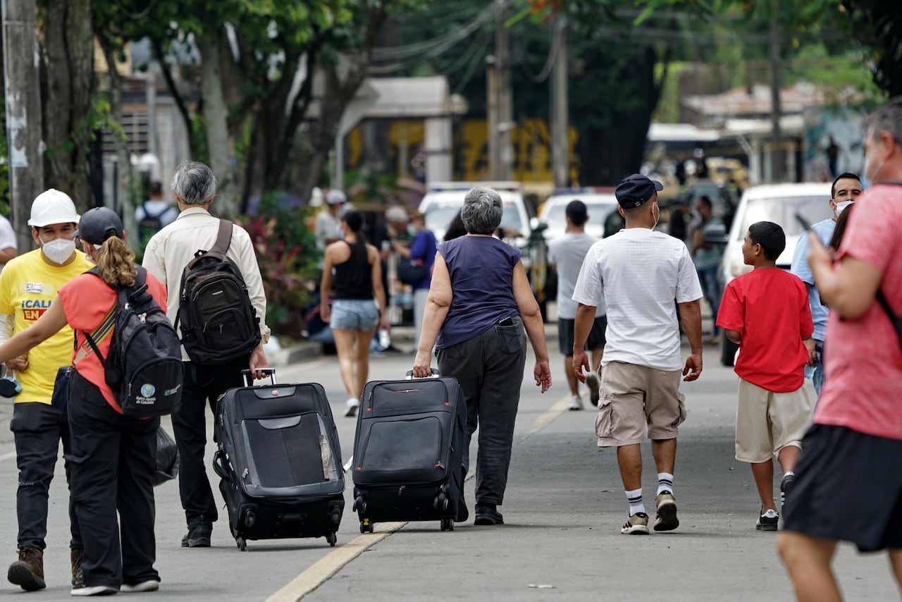 Algunas personas recogieron sus pertenencias en maletas y debieron abandonar sus apartamentos.