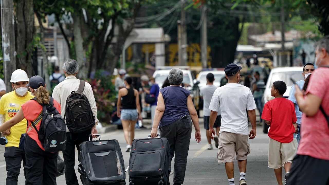 Algunas personas recogieron sus pertenencias en maletas y debieron abandonar sus apartamentos.